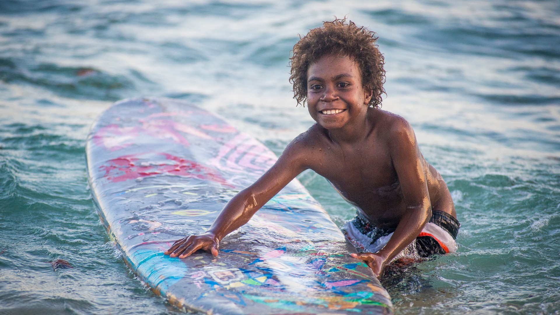 Child with a surboard in Norsup